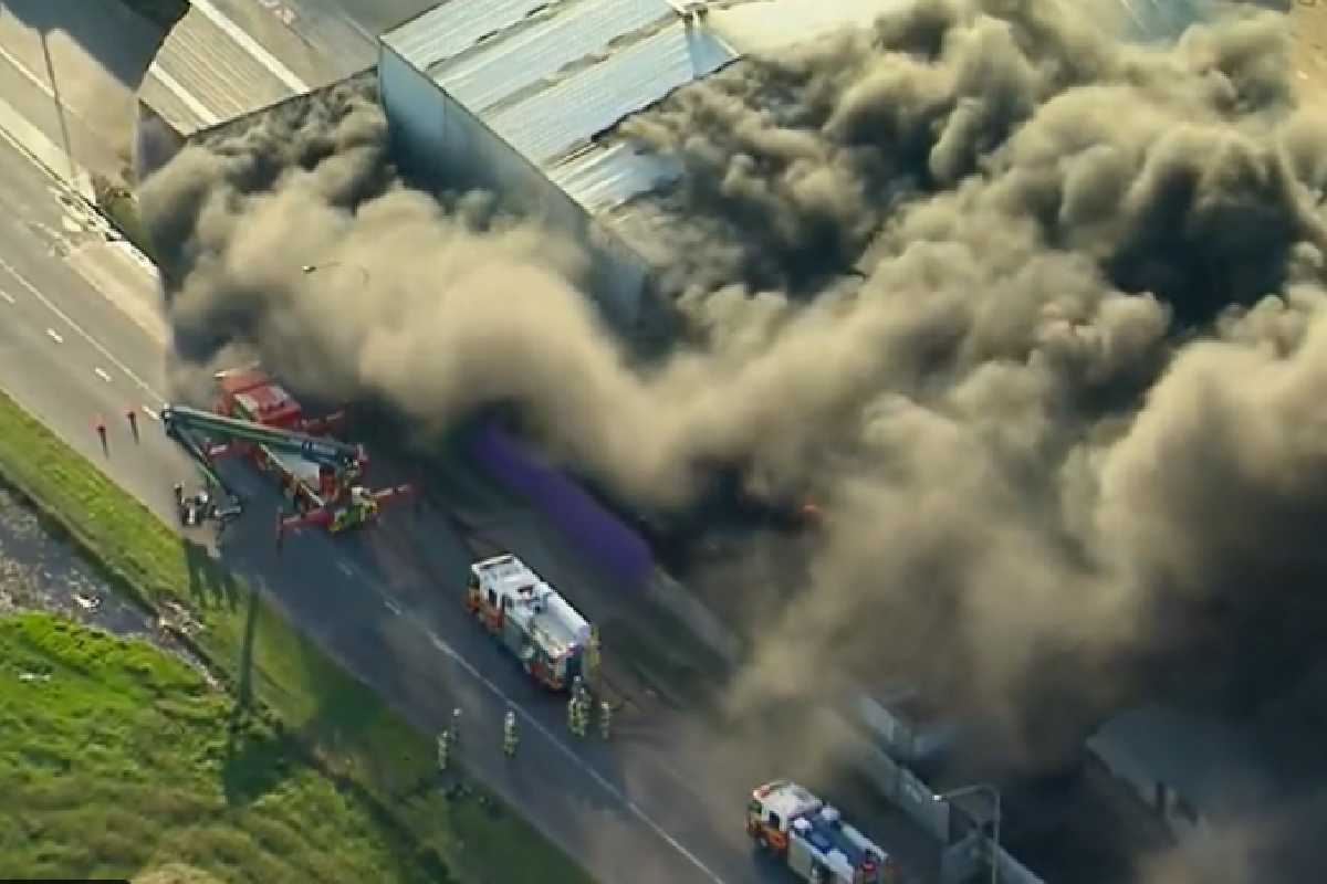 Article image for Crews battle huge blaze in Rocklea