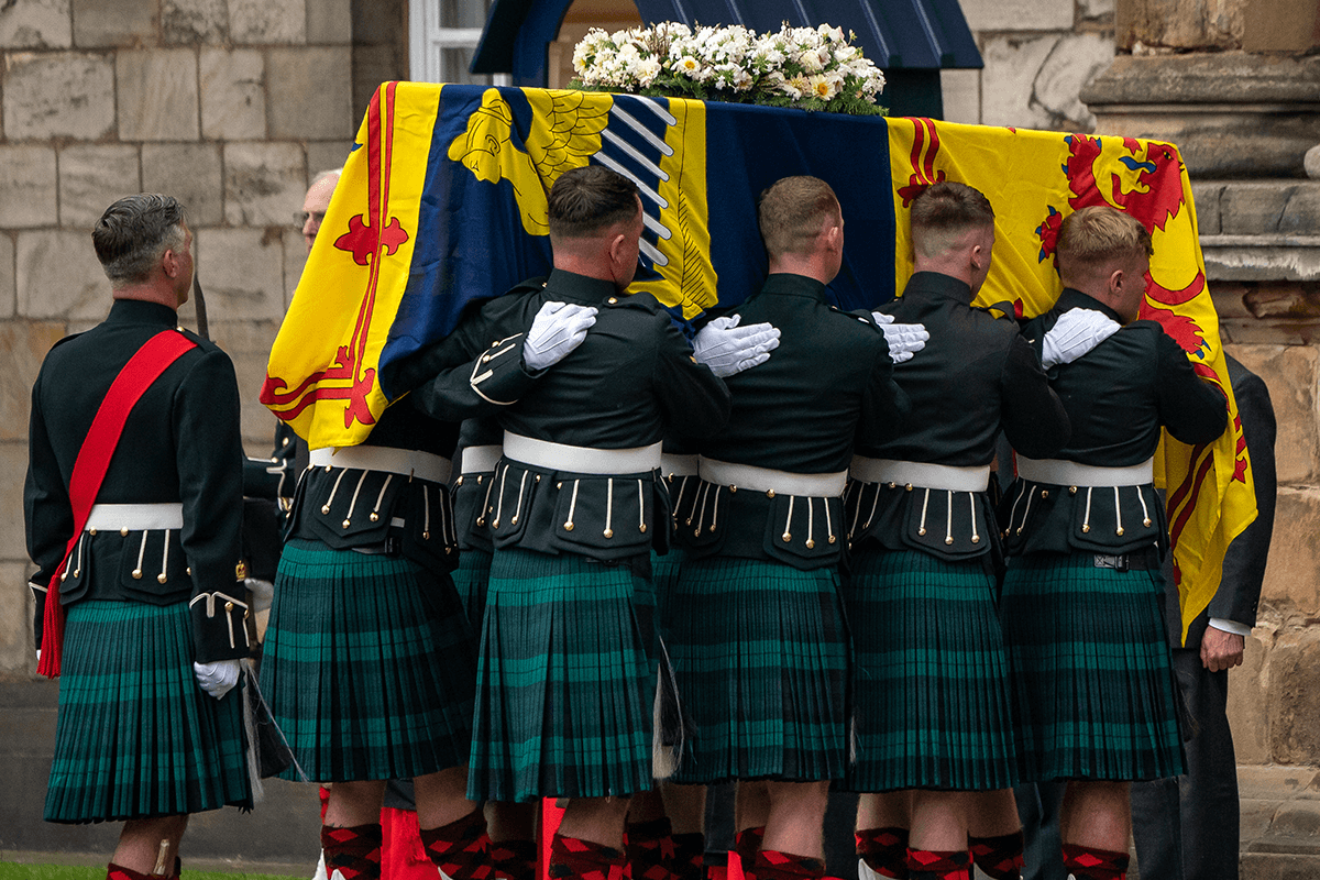 Article image for Queen Elizabeth II’s coffin arrives at Holyroodhouse