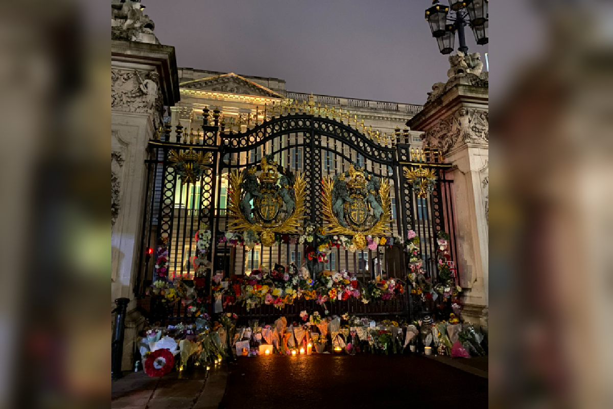 Article image for London in mourning: Crowds gather at the gates of Buckingham Palace