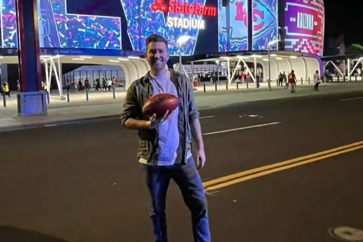 Article image for Aussie expat catches Super Bowl winning ball