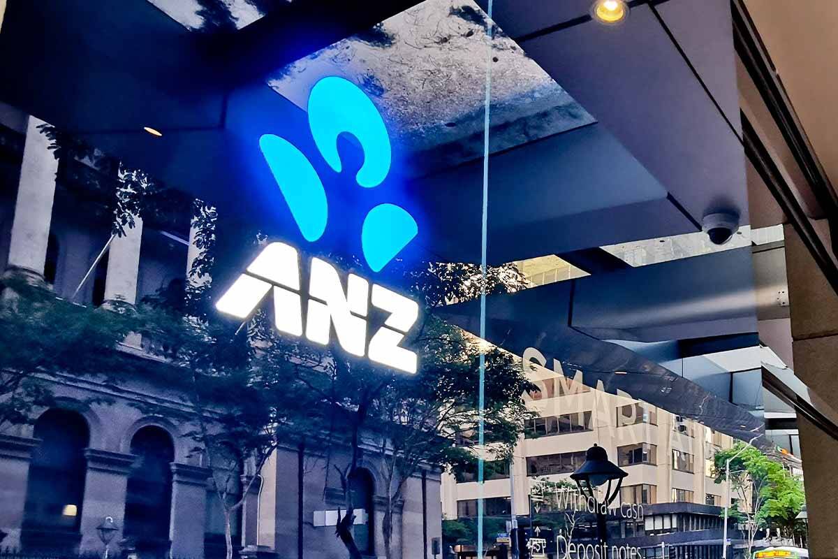 Article image for Concerns for older customers as some ANZ branches cease handling cash