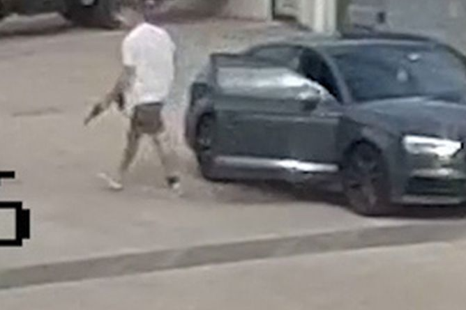 Article image for ‘Armed, dangerous, irrational’ gunman still on the loose in Brisbane