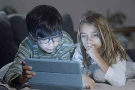 A third of Aussie parents have no idea who their kids talk to online